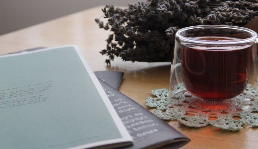 Infusion, brins de lavande et carnet ouvert sur une table